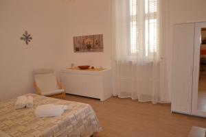 1 dormitorio con 1 cama, 1 mesa y 1 silla en Casetta San Lazzaro, en Lecce