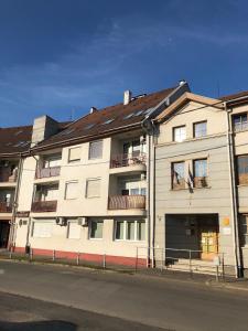 Un gran edificio blanco al costado de una calle. en Casa Blanca, en Nyíregyháza