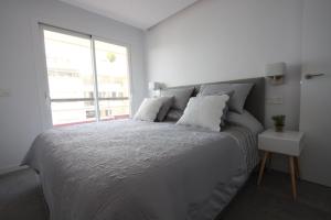 Posteľ alebo postele v izbe v ubytovaní Marbella Beach Sea views City Center Apartment