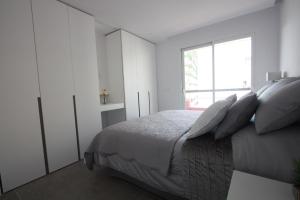 Posteľ alebo postele v izbe v ubytovaní Marbella Beach Sea views City Center Apartment