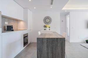 Kuchyňa alebo kuchynka v ubytovaní Marbella Beach Sea views City Center Apartment