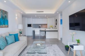 Kuchyňa alebo kuchynka v ubytovaní Marbella Beach Sea views City Center Apartment