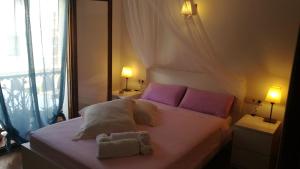 a bedroom with a bed with two towels on it at Roc de San Cayetano 14B in Roda de Bará