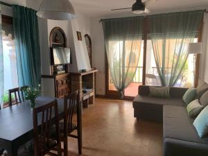 sala de estar con sofá y mesa en Roc de San Cayetano 14B, en Roda de Bará