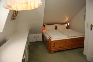 una piccola camera da letto con un letto in mansarda di Haus am Watt a Munkmarsch