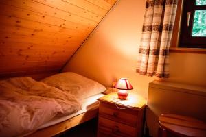 Un dormitorio con una cama y una lámpara en una mesita de noche. en Ferienhaus Rodewald, en Bomlitz