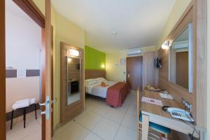 una habitación de hotel con una cama y un baño en Hotel La Ninfea, en Montesilvano 88 fotos más