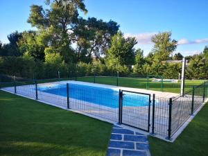 ein Tennisplatz mit einem Tennisplatz in der Unterkunft el rincon de la higuera in Espirdo + 22 Fotos