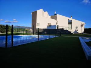 einen Tennisplatz vor einem Haus in der Unterkunft el rincon de la higuera in Espirdo