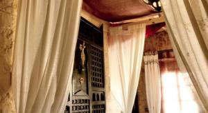 a room with white curtains and a window at Rose Noire in Ouarzazate