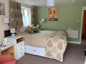 sypialnia z dużym łóżkiem i oknem w obiekcie The Kings Head Inn w mieście Longhope