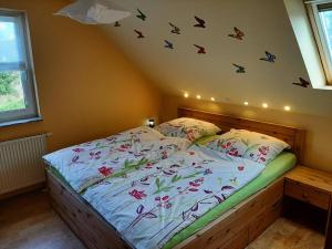 1 dormitorio con 1 cama con mariposas en la pared en FeWo Hohen Neuendorf bei Berlin mit Sauna und Fuß-SPA, en Hohen Neuendorf