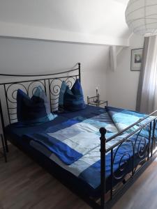 
Ein Bett oder Betten in einem Zimmer der Unterkunft Ferienwohnung Bender
