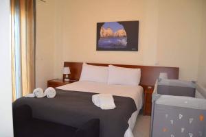 une chambre avec un lit avec deux serviettes dessus dans l'établissement Jardins de Pera vila M, à Pêra