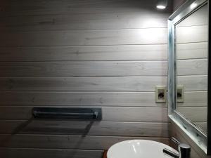 een badkamer met een wastafel en een spiegel bij Palapa Suite in Punta Del Diablo +23 foto's