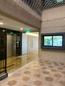 eine Lobby eines Gebäudes mit einer Glastür in der Unterkunft Chi Shing Hai Hotel in Dahan