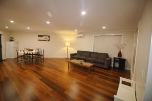 Posezení v ubytování Silver House - Melbourne Airport Accommodation - 7 Minutes from Melbourne Airport