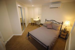 Postel nebo postele na pokoji v ubytování Silver House - Melbourne Airport Accommodation - 7 Minutes from Melbourne Airport