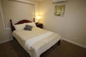Postel nebo postele na pokoji v ubytování Silver House - Melbourne Airport Accommodation - 7 Minutes from Melbourne Airport