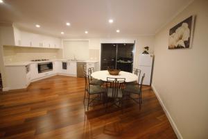Kuchyň nebo kuchyňský kout v ubytování Silver House - Melbourne Airport Accommodation - 7 Minutes from Melbourne Airport