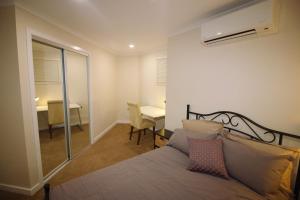 Tempat tidur dalam kamar di Silver House - Melbourne Airport Accommodation