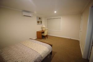 Postel nebo postele na pokoji v ubytování Silver House - Melbourne Airport Accommodation - 7 Minutes from Melbourne Airport