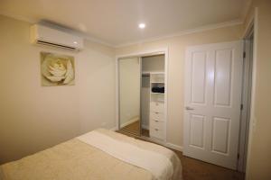 Postel nebo postele na pokoji v ubytování Silver House - Melbourne Airport Accommodation - 7 Minutes from Melbourne Airport