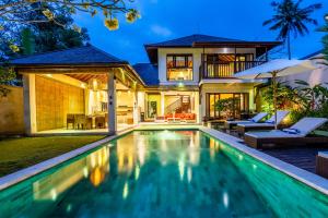 una vista exterior de una villa con piscina en Pristine Yuyu Villa Balian, en Balian