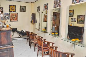 un salón con sillas y espejos en la pared en Astiti Guest House Salon and Spa, en Ubud