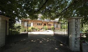 an entrance to a house with a gate with the words mr and mrs at Chambres d'Hôtes Le Menestrel in Les Eyzies-de-Tayac