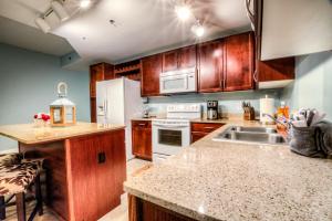 Кухня или мини-кухня в Laketown Wharf 537 By Aneliya
