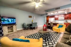 Телевизор и/или развлекательный центр в Laketown Wharf 537 By Aneliya