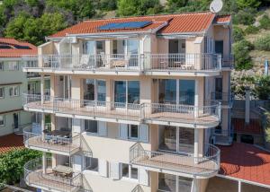 uma vista aérea de um edifício com varandas em Apartments More em Trogir