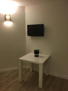 TV a/nebo společenská místnost v ubytování Chambres d'Hôte Les Bredins + 2 fotografie