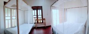 เตียงในห้องที่ Exotic Beach Hotel