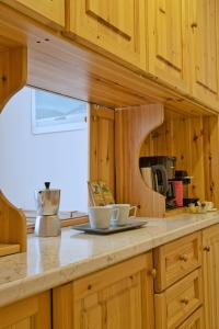 Una cocina o kitchenette en Zentrale Wohnung in St. Moritz mit großem Balkon