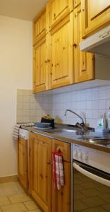 Una cocina o kitchenette en Zentrale Wohnung in St. Moritz mit großem Balkon
