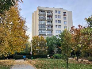 wysoki budynek z hydrantem przeciwpożarowym w obiekcie CRISTINE APARTMENT w Warszawie