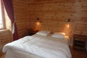 Un pat sau paturi într-o cameră la Les Cabasses 8 - Housing in a village house