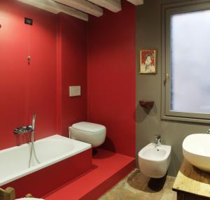 ヴェネツィアにあるB&B Le Tereseの赤いバスルーム(バスタブ、トイレ、シンク付)