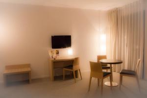 TV a/nebo společenská místnost v ubytování Esatitude Hotel
