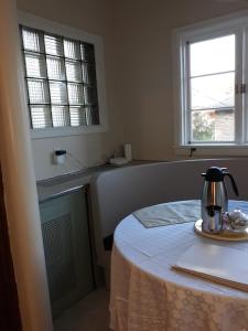 una cucina con tavolo e bollitore per il tè. di Harriott House, The Summer Room a Terre Haute