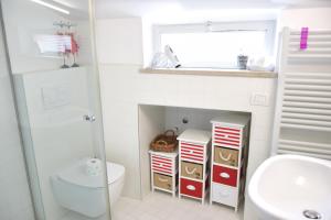 ein kleines Bad mit einem Waschbecken und einem WC in der Unterkunft Sottoriva dream in Verona