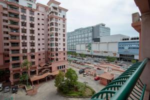 vistas a una concurrida calle de la ciudad con edificios en Marina Court Kota Kinabalu-2Bedroom 2Bathroom & 3 Bedroom 2 Bathroom Apartment, en Kota Kinabalu