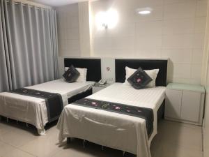 Habitación con 2 camas en una habitación en Linh Anh Hotel, en Hanói
