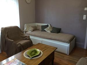 uma sala de estar com um sofá e uma mesa em Petite maison proche de Montbéliard em Sainte-Suzanne
