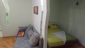 Dormitorio con litera y cama verde en GREEN ROSE, en Kiev