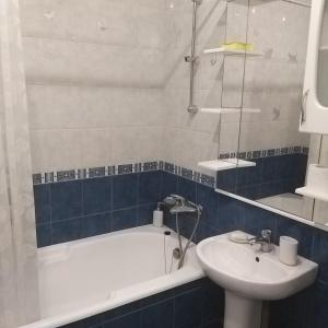 W łazience znajduje się umywalka, wanna i toaleta. w obiekcie GREEN ROSE w Kijowie