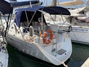 un bateau blanc est amarré dans un port dans l'établissement Boat in Badalona for up to 6 people, à Badalona