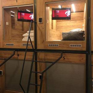 una casetta minuscola con due finestre e due televisori di Capsule Hostel Top Wenceslas square a Praga Altre 10 foto